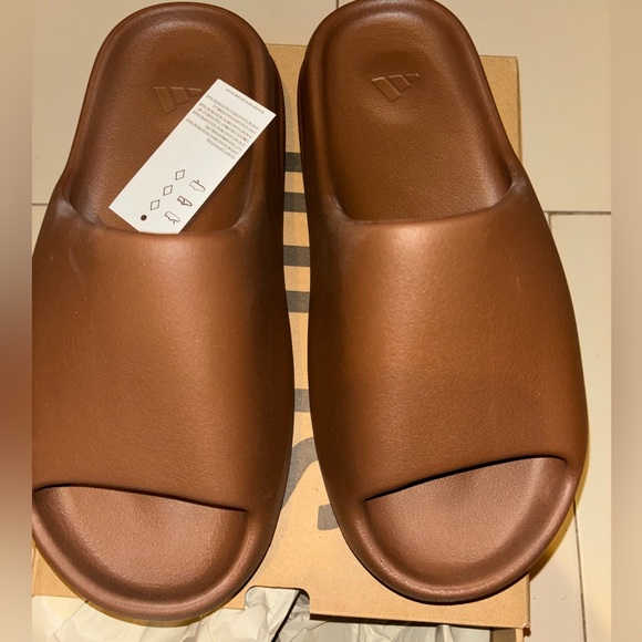 Yeezy slide! Aithentic, Deadstock never worn. Size 10 Men